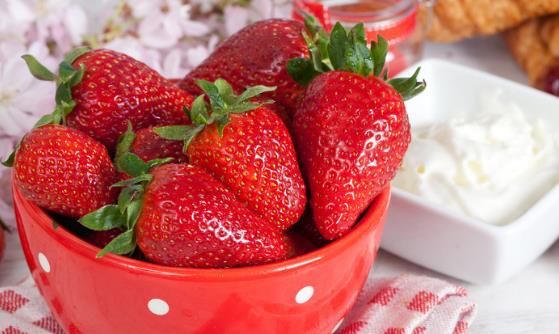洗草莓既洗的干净又不失去甜味的方法 美味草莓的健康吃法