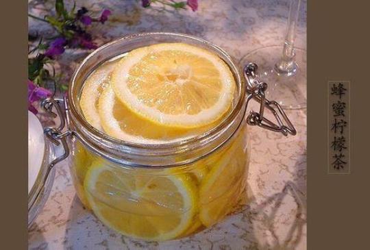 柠檬片泡蜂蜜水的功效有哪些