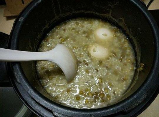 电饭煲绿豆粥的做法是怎样的呢？
