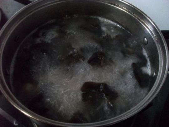 黑木耳煮粥的做法