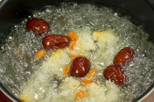 银耳红枣红豆汤的制作方法是什么？