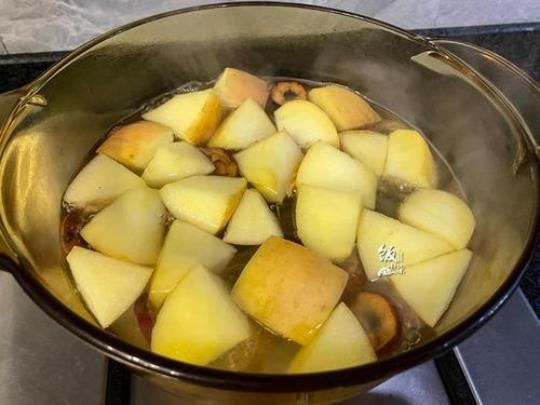 冰糖苹果汤的做法
