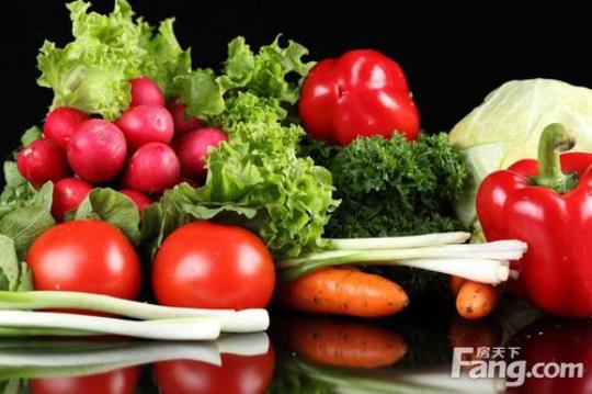 绿叶蔬菜有10大健康好处：预防癌症  绿叶蔬菜100克含多少碳水化合物?